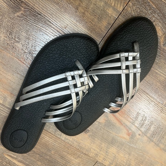 NEW **SANUK** Yoga Mat Sandals - Perfect for Summer - Great Metallic Color :) - Picture 4 of 8
